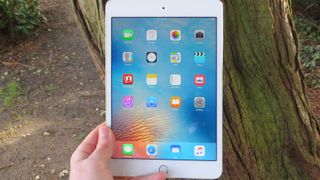 Apple iPad mini 4手中